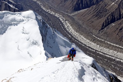 snow-ridge-to-the-summit-6900m.jpg