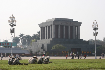 hanoi_minsk_motorbiketour_mausoleum_hochiminh.png