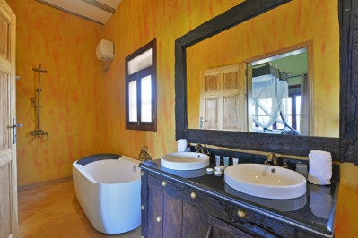 deluxe-cottage-bathroom-1.jpg